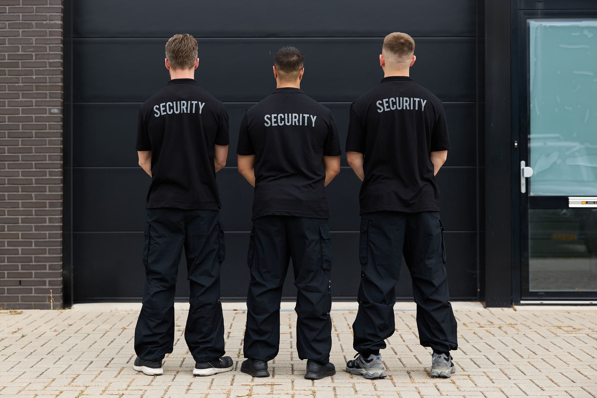 Beveiligers van MSA Security met SECURITY-tenue op locatie